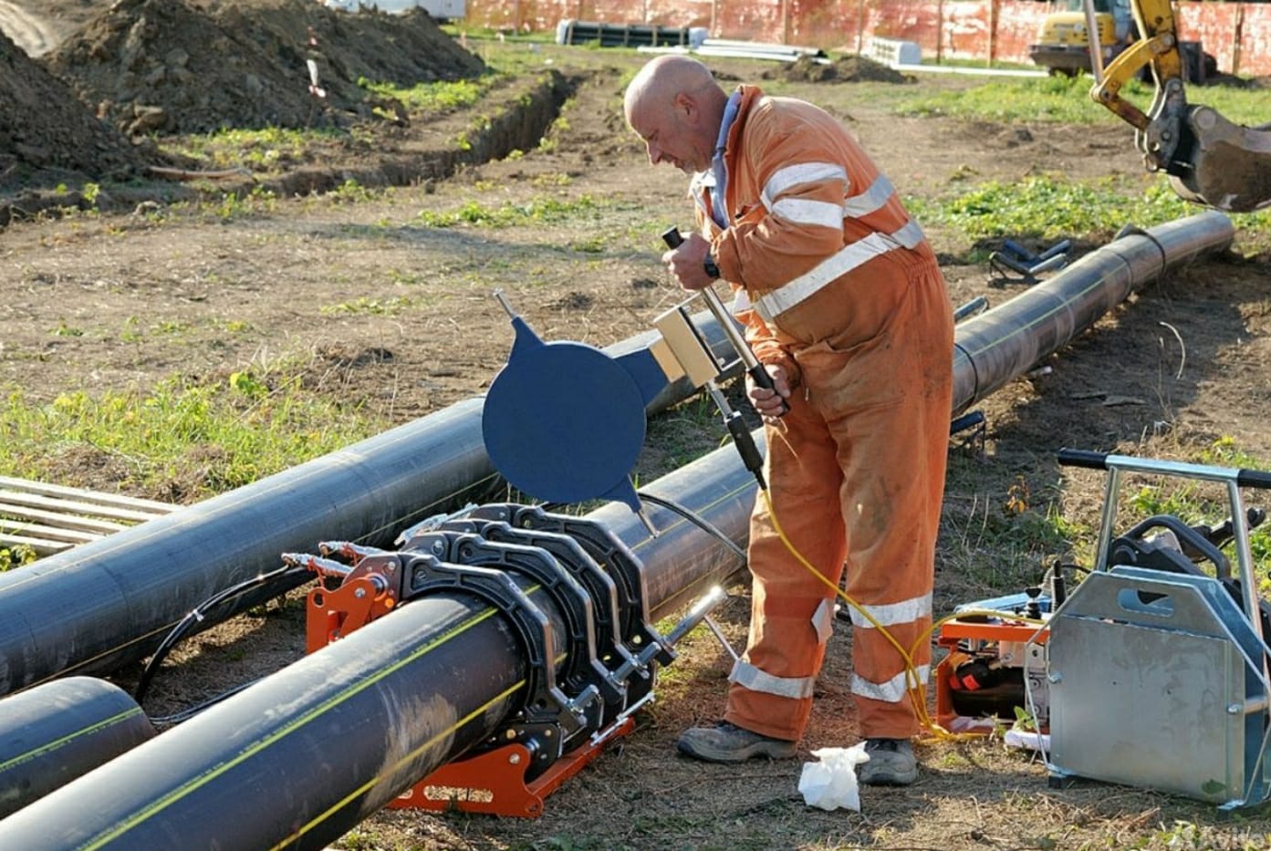 Сварочные работы на газопроводе. Сварка труб ПНД 110мм. Электросварка ПНД труб. Стыковая сварка труб ПНД 225мм. Сварка ПНД труб 1200мм.